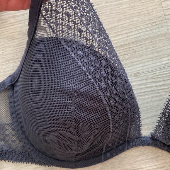 VS Incredible Lightly Lined Lace Plunge Bra - Picture 3 of 8